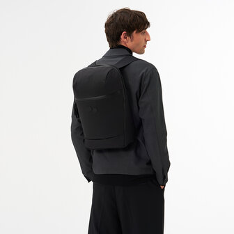 Pinqponq Kontor Backpack Solid Black model man achterkant