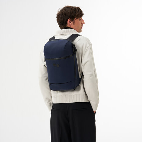 Pinqponq Kontor Backpack Solid Navy model man