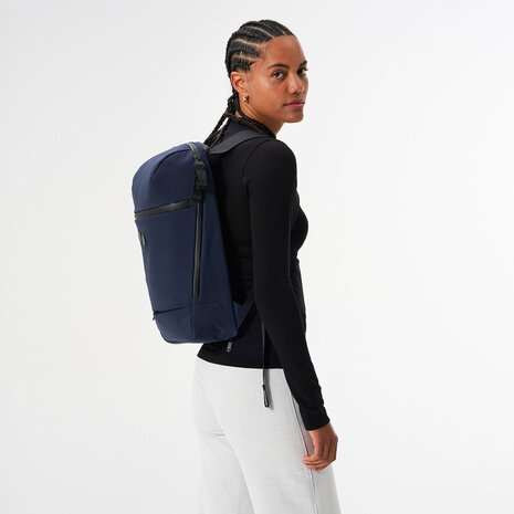 Pinqponq Kontor Backpack Solid Navy model vrouw